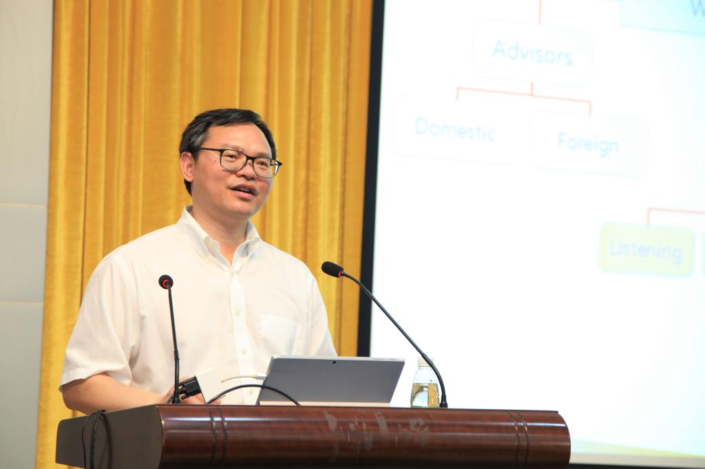 刘建达教授作主旨发言