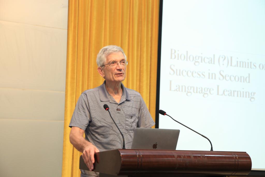 Mac Whinney教授作主旨发言