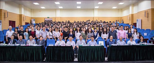 与会领导、专家学者、师生代表合影留念