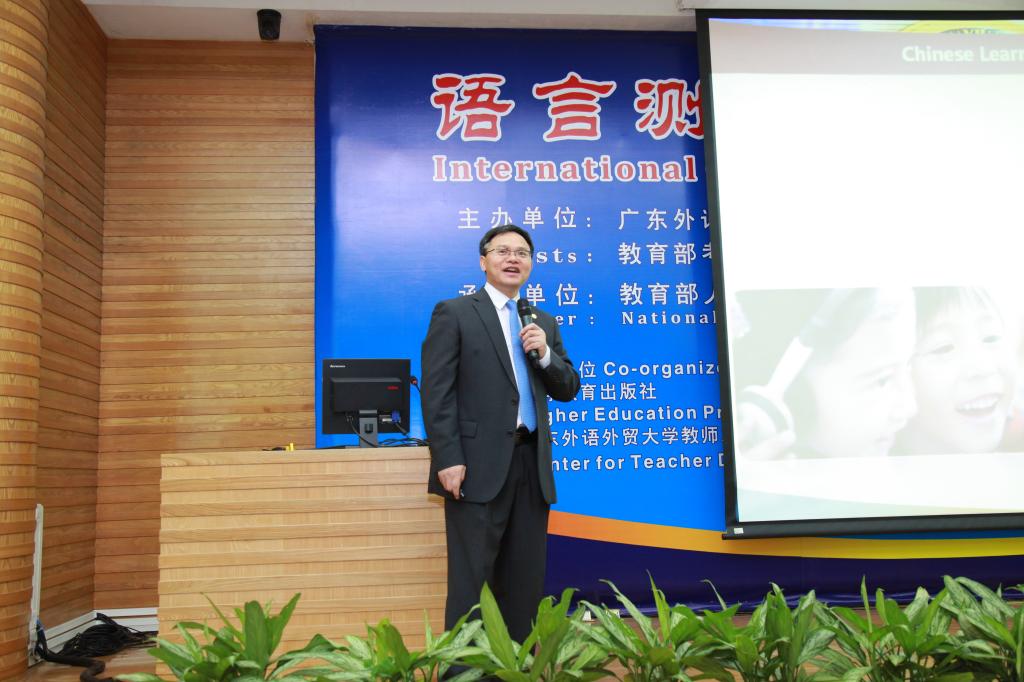 外国语言学及应用语言学研究中心主任刘建达教授作主旨发言